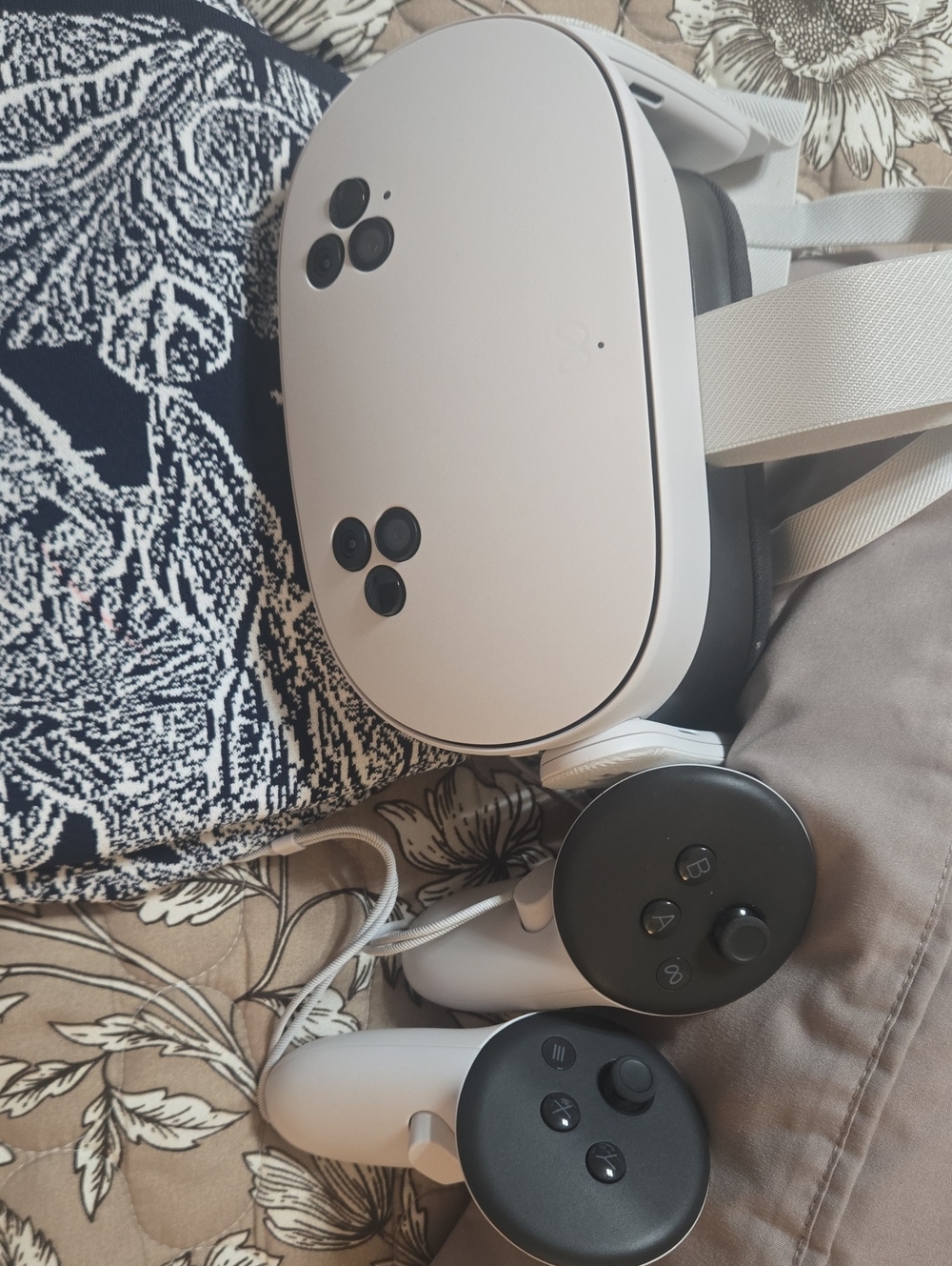 Meta Quest 3S White VR Headset with Matching Controllers